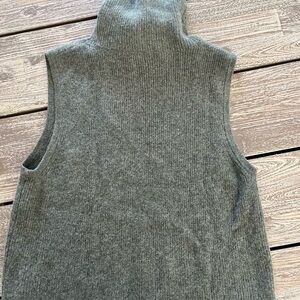 Saks Cashmere sleeveless turtleneck sweater. Size XL.